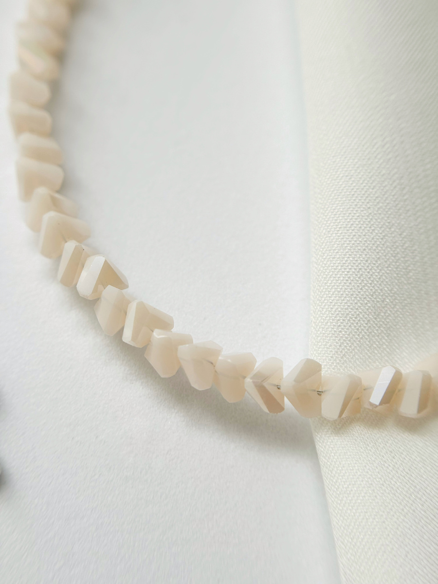 Сердечки цвета слоновой кости — нежный и ненавязчивый акцент, который подойдет к любому образу. 