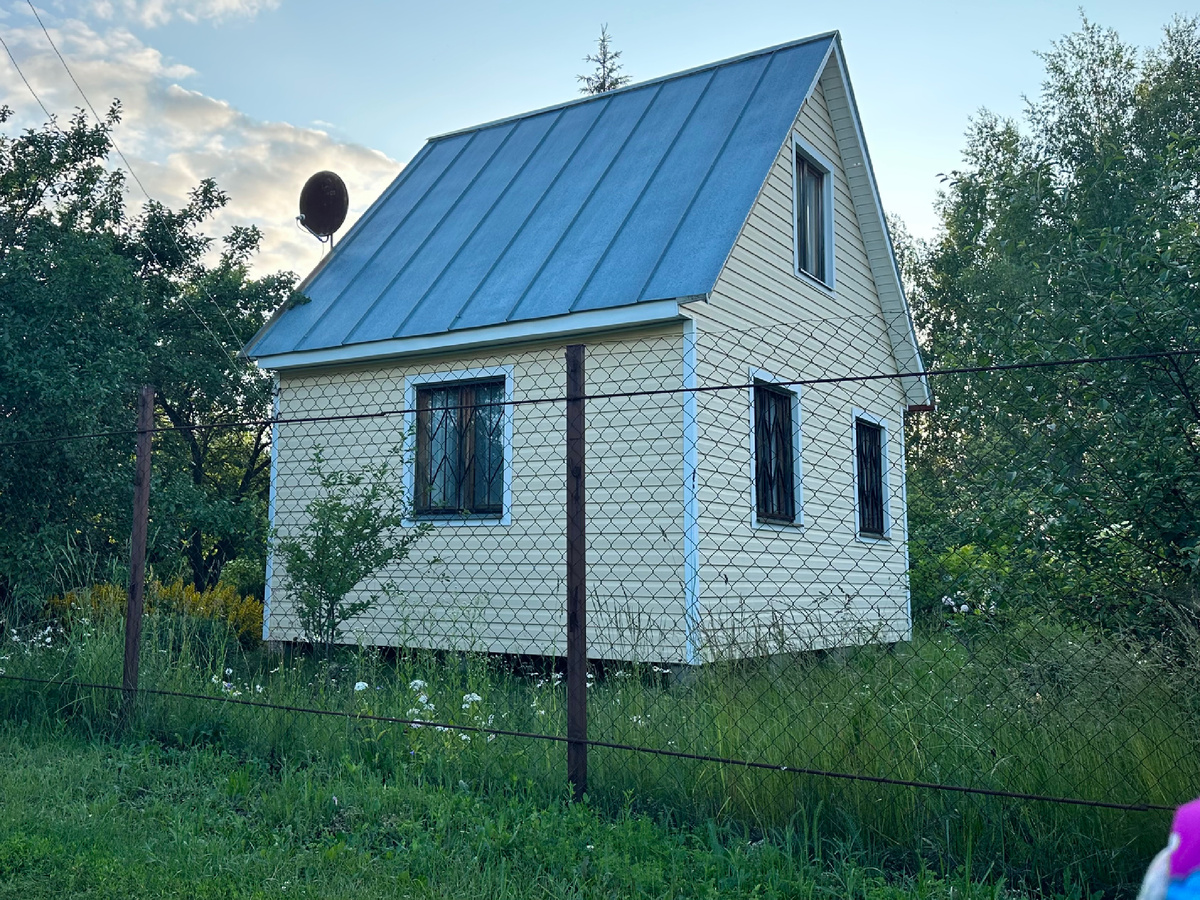 Чаще всего дача выглядит примерно так. Но это не наша история, у нас именно дом. А этот домик для фото подглядели вчера с дочкой у соседей.