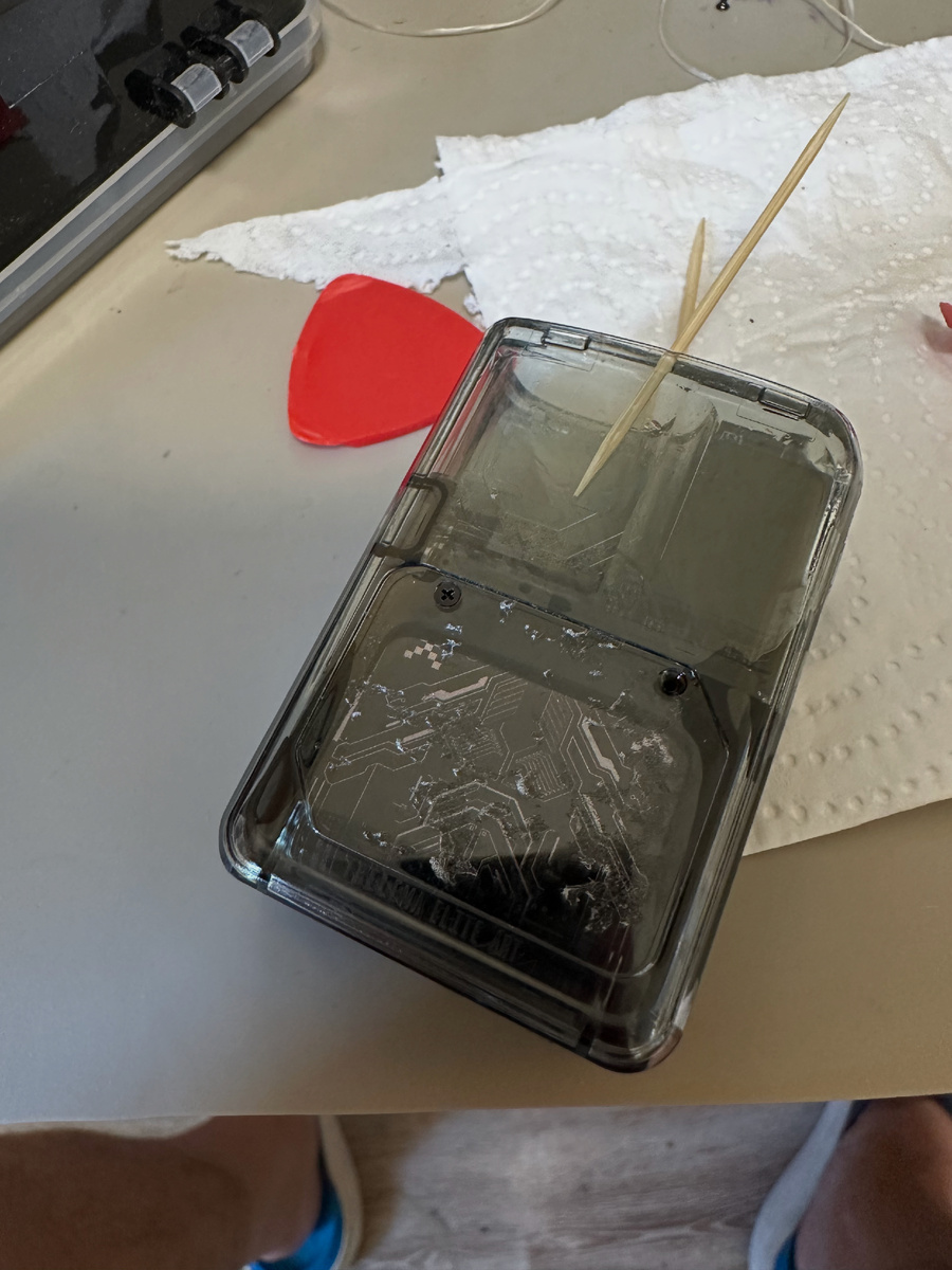 снял этикетку полностью, клея не так много, как у предыдущей модели, обратно"как было" без подклейки, как с предыдущей моделью, не встанет. может от экземпляра зависит