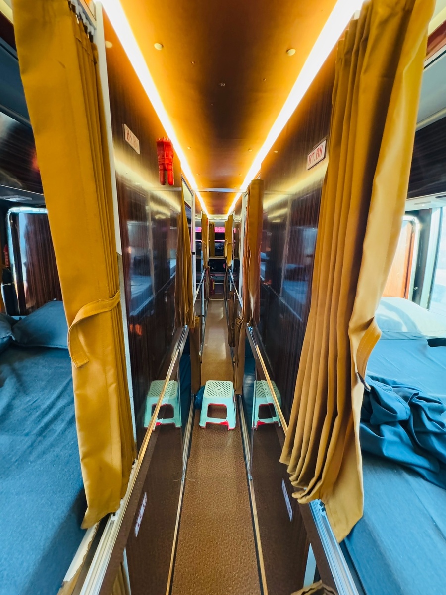 Слева и справа двуспальные кровати в два этажа. Лесенок нет. Дают табуретку