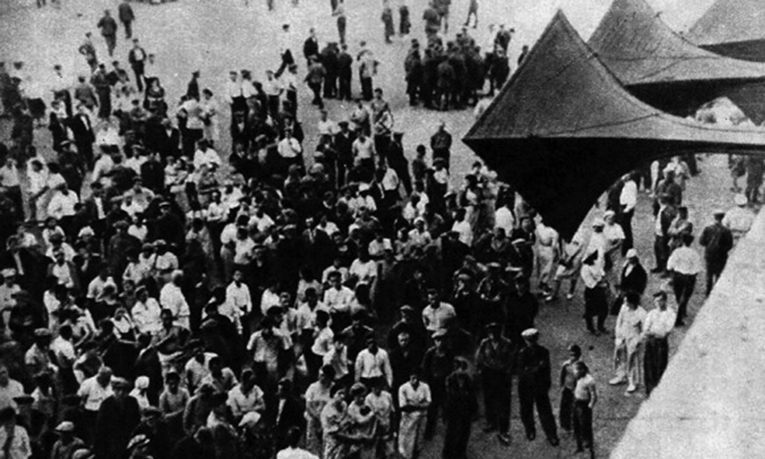 Советские граждане слушают правительственное заявление. 22 июня 1941 г.
