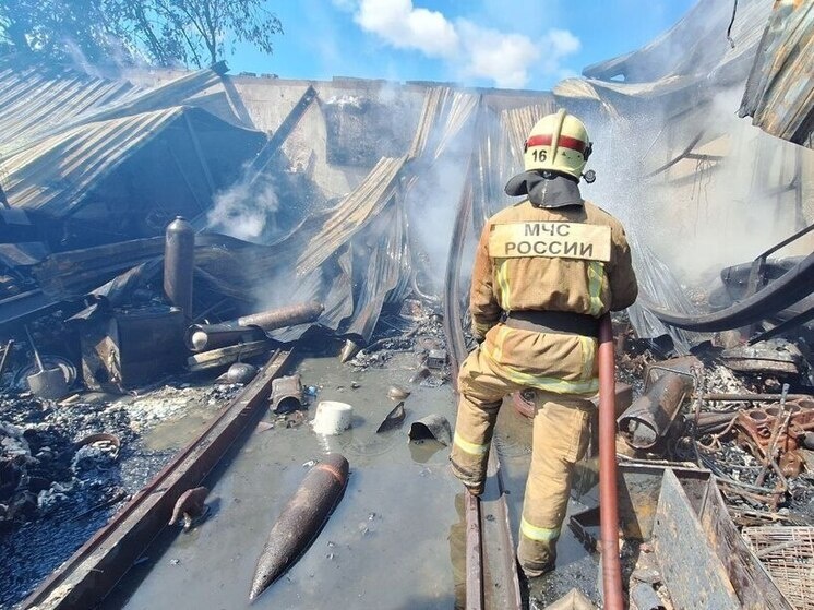     Пожар был локализован, но работы по полной ликвидации последствий продолжаются. Фото: пресс-служба Красногвардейского района