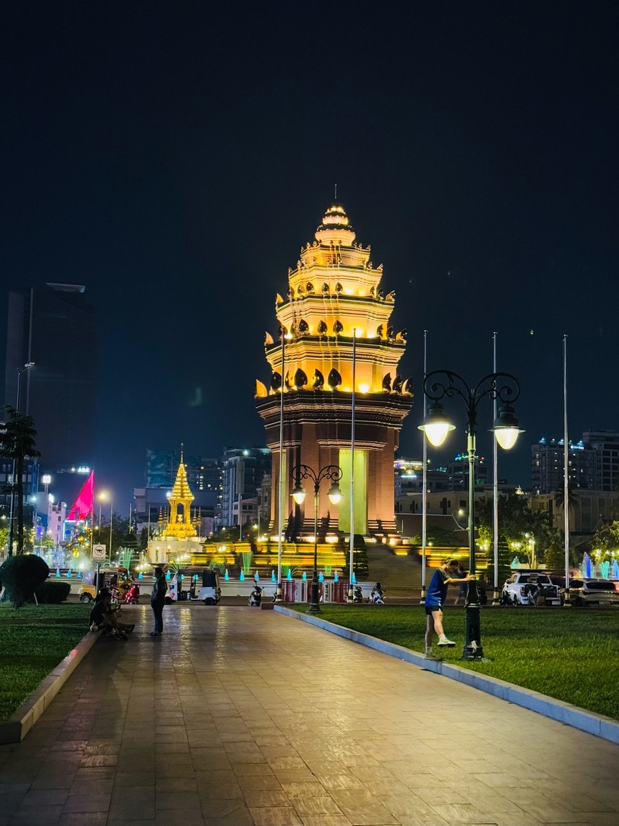 В Пномпене сейчас очень чисто и светло