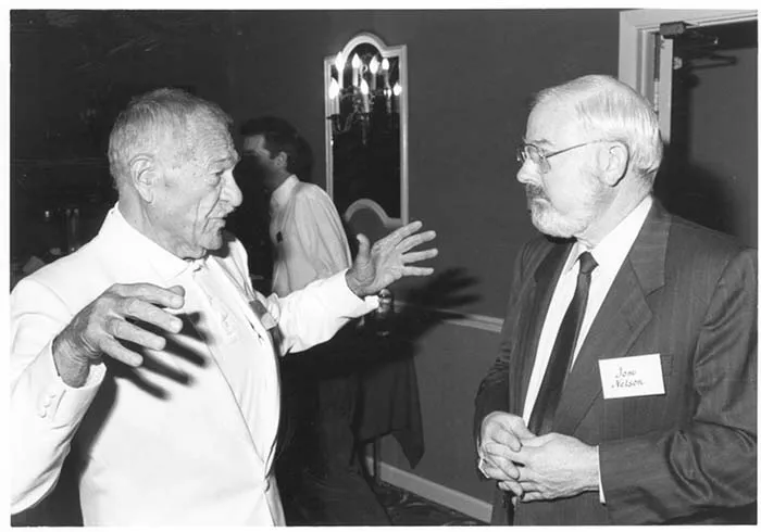 К сожалению, фото нашел только Дорчестера (слева). Здесь он общается с писателем и экспертом по стрелковому оружию Томом Нельсоном во время празднования 70-летия компании ArmaLite.
