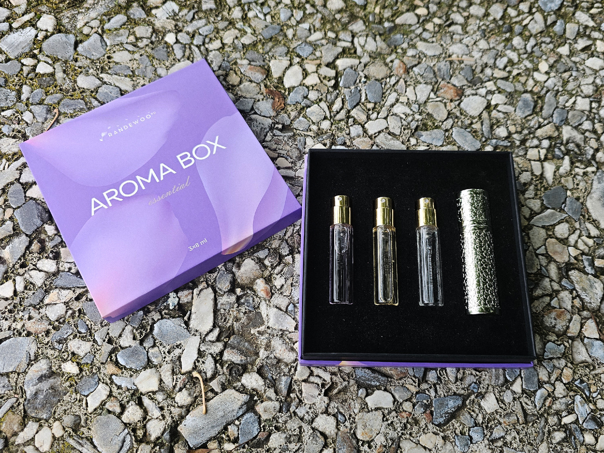 Я сейчас стала брать миниатюры на Рандеву вот таким способом через конструктор. Если взять 3 миниатюры, в подарок дают красивую коробочку для них и кофр