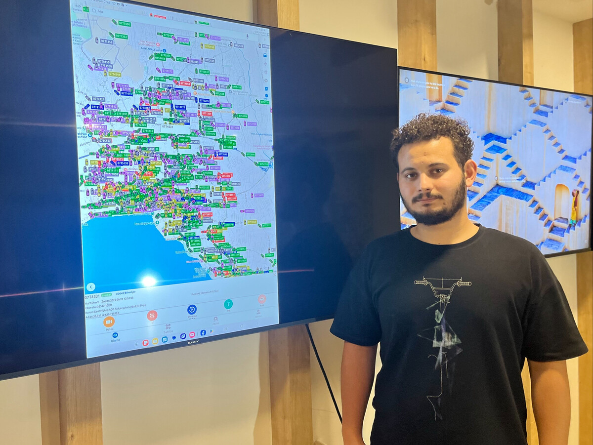 В мониторинговом центре место нахождения такси отслеживается в режиме реального времени. Источник фото: https://www.turkiyegazetesi.com.tr/gundem/taksilerde-yeni-donem-hem-surucu-hem-yolcu-memnun-kalacak-artik-korkmuyoruz-1125306?ysclid=mc7ro8cfci347946545&s=1.