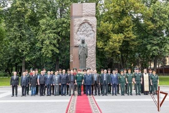    В Москве у памятника «Воинам внутренних войск и Росгвардии» почтили память павших в годы войны