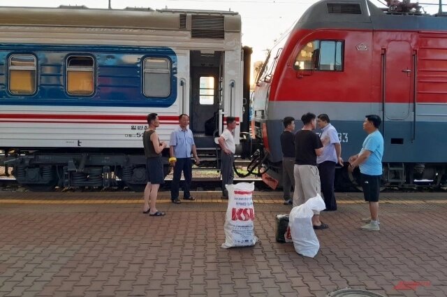    В корейском поезде нет пассажиров, только обслуживающий персонал. Фото: krsk.aif.ru/ Игорь Пантелеев