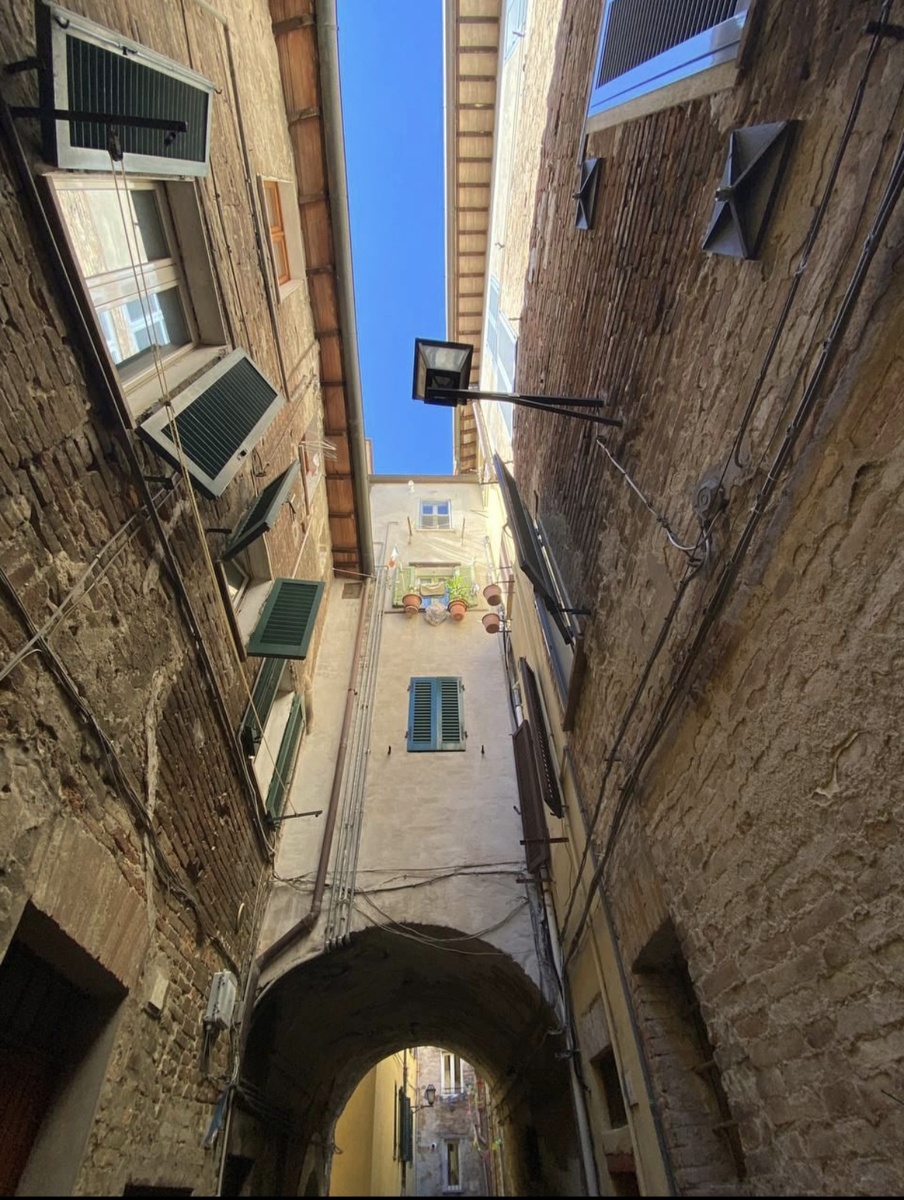 Кто так строит, где табличка "Выход". Фото из ТГ Полуостров. Канал из Италии.