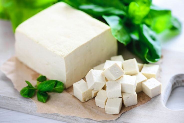 Многие слышали о тофу, но пробовать его боятся. А кто пробовал — часто разочаровываются: "Без вкуса", "резиновый", "непонятно, зачем он вообще нужен".

На самом деле, всё дело в подходе. Если знать, как обращаться с тофу, он может стать вашим любимым продуктом — особенно для ужинов без мяса.