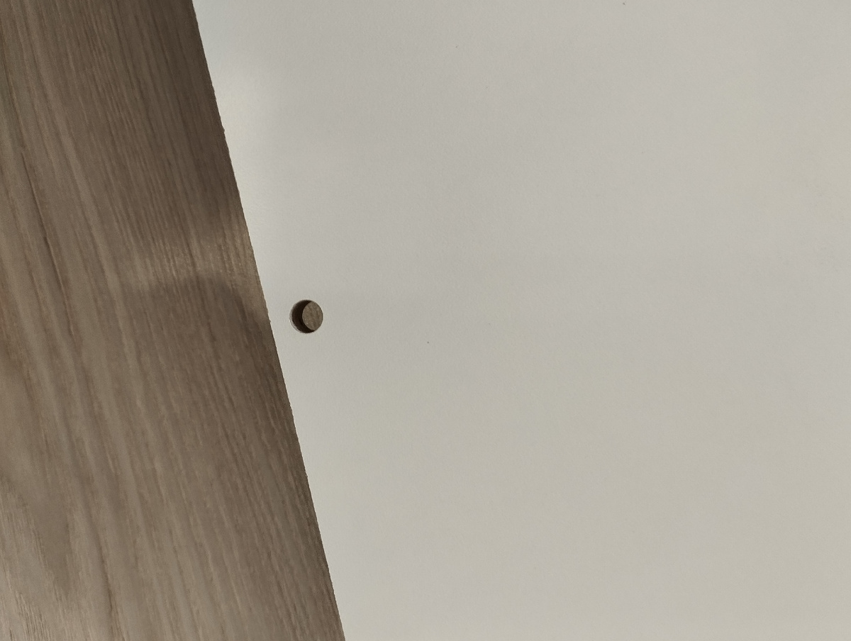 Сквозное отверстие для конфирмата в пласти детали 