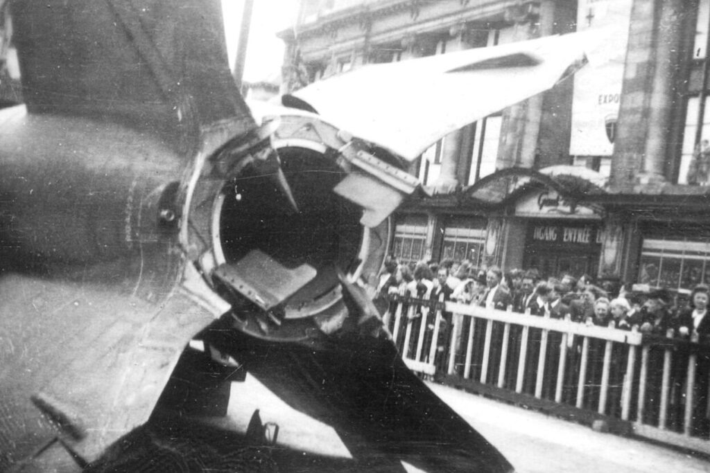 Фото: из открытых источников. Захваченный "Фау-2" на публичной выставке в Антверпене, 1945 год. Показаны выхлопные лопатки и внешние рули в хвостовой части