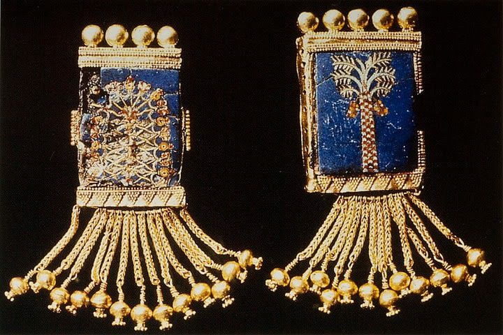 Подвески из золота и лазурита с инкрустациями.