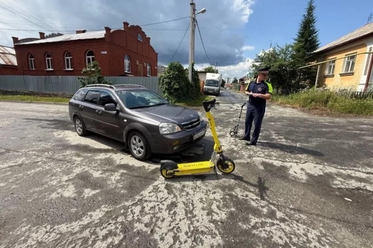    Подростки на самокате выехали под машину на перекрестке в Екатеринбурге