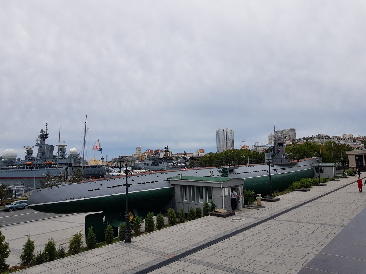 Подводная лодка на набережной Владивостока. Фото автора. 