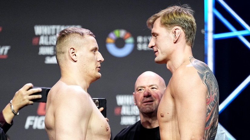     Бойцы UFC Сергей Павлович и Александр Волков Gettyimages.ru Jeff Bottari / Contributor