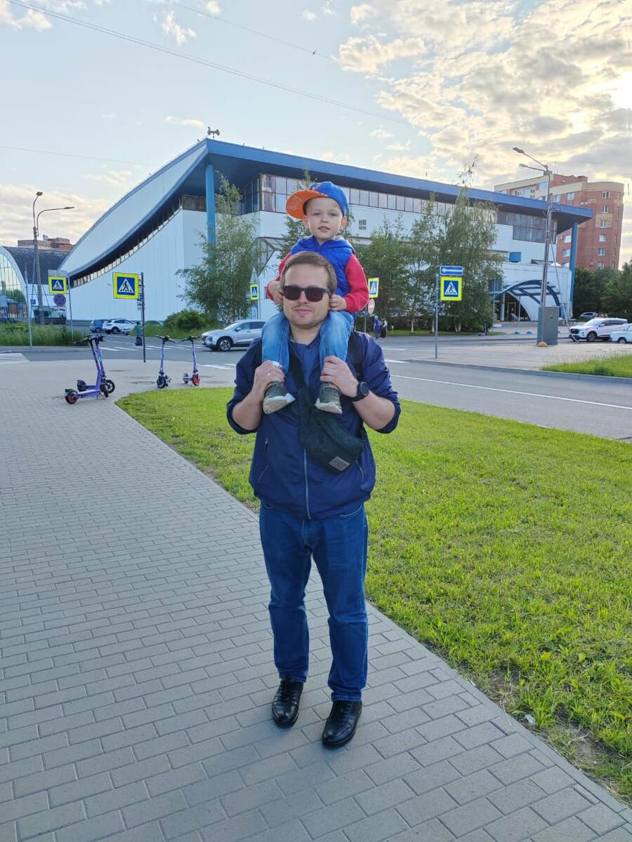 Устал парень, залез на папу