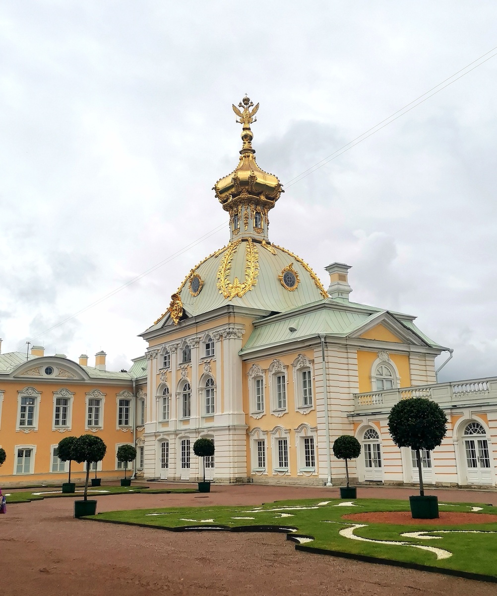 Петергоф. Корпус под Гербом. 