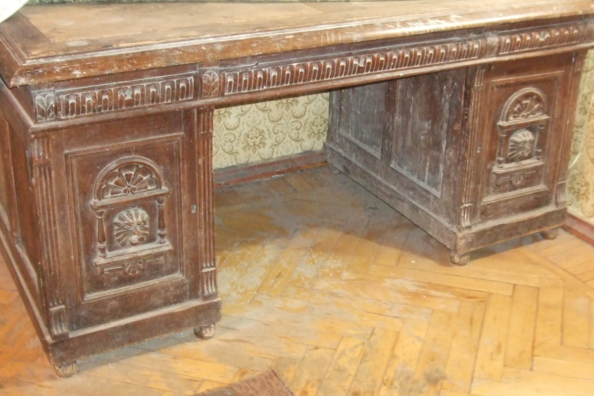 Похожий стол, нуждающийся в реставрации. Фото Алексея Юматова.