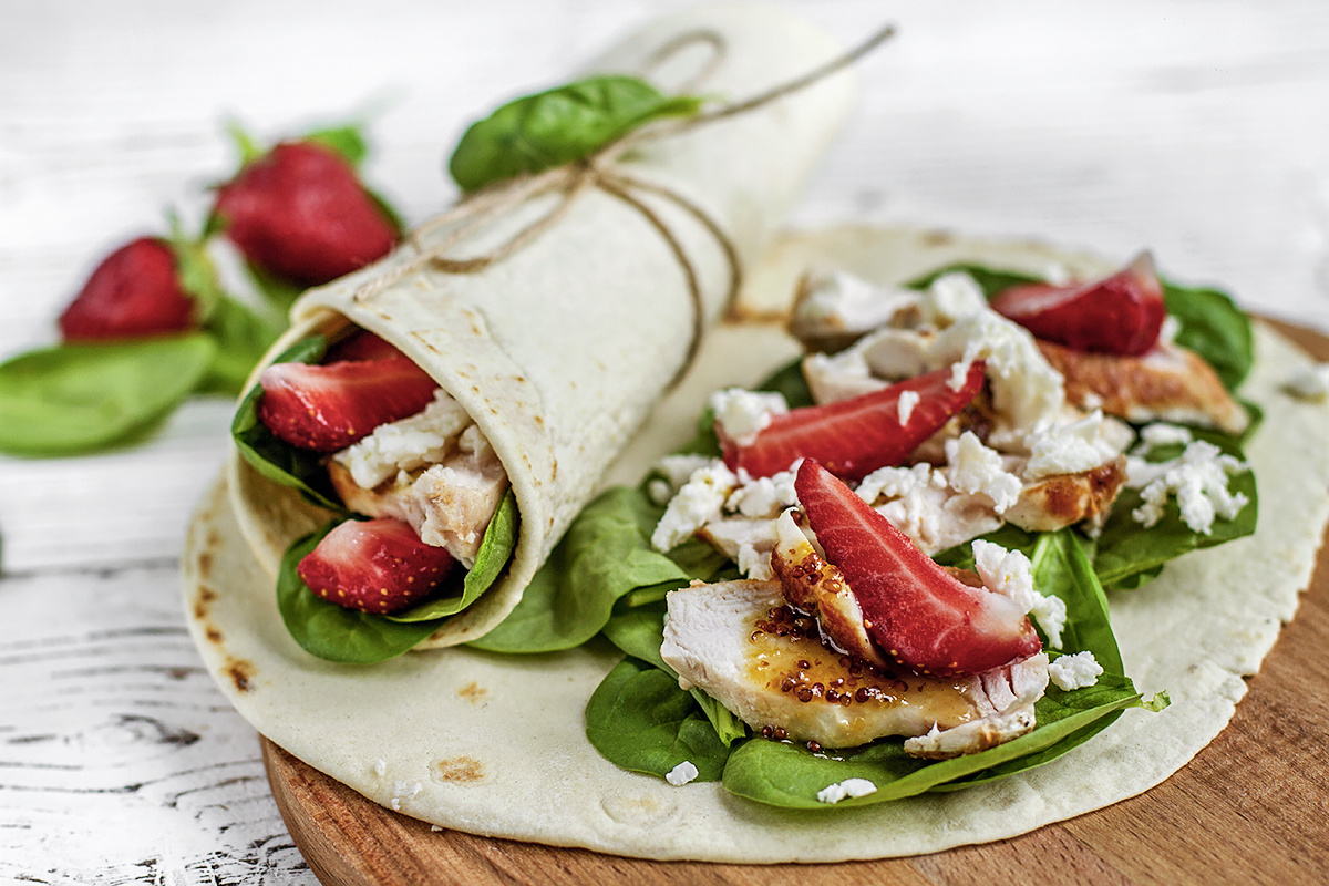Врап с курицей, молодым шпинатом и клубникой с медово-горчичной заправкой