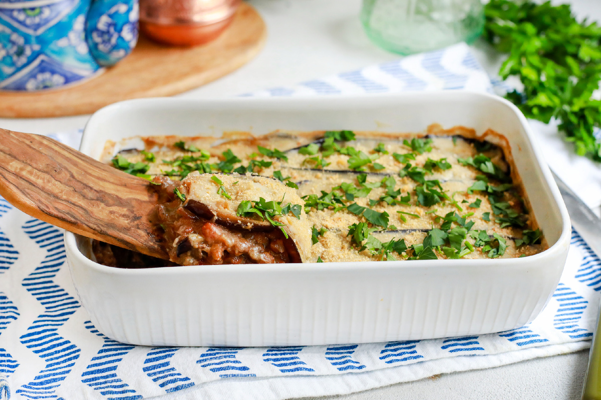 Мусака из баклажана и зеленой чечевицы в соусе бешамель на овсяном молоке