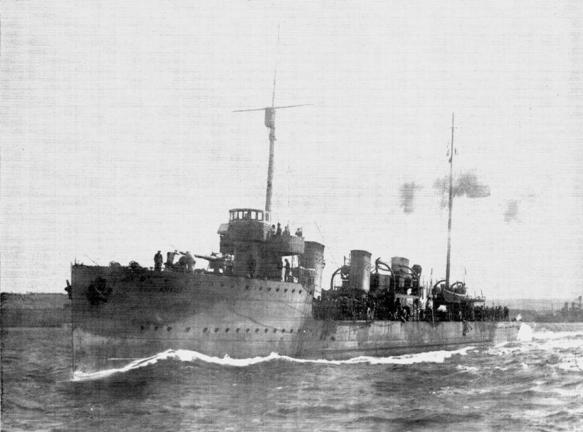 1915, 23 июня (10 июня по старому стилю): Во время первой мировой войны 1914-1918 годов у Зонгулдака произошел ночной бой отряда кораблей Черноморского флота в составе эскадренных миноносцев «Дерзкий» и «Гневный» с германским крейсером «Бреслау» (под турецким флагом «Мидилли»). На фото: Эскадренный миноносец «Дерзкий»