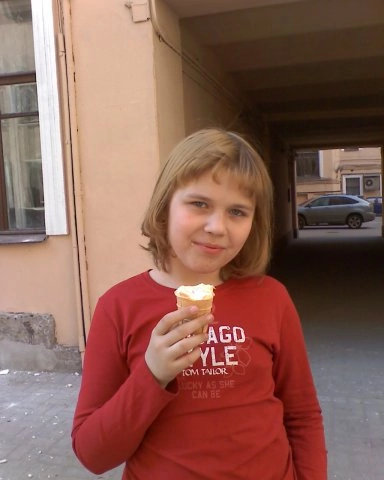 Как раз сквозь арку шла после школы домой 