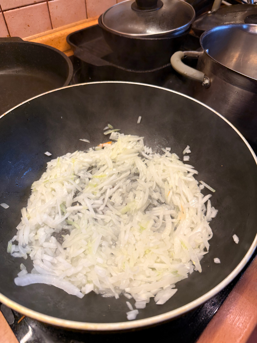 Лук обжариваем на сливочном масле