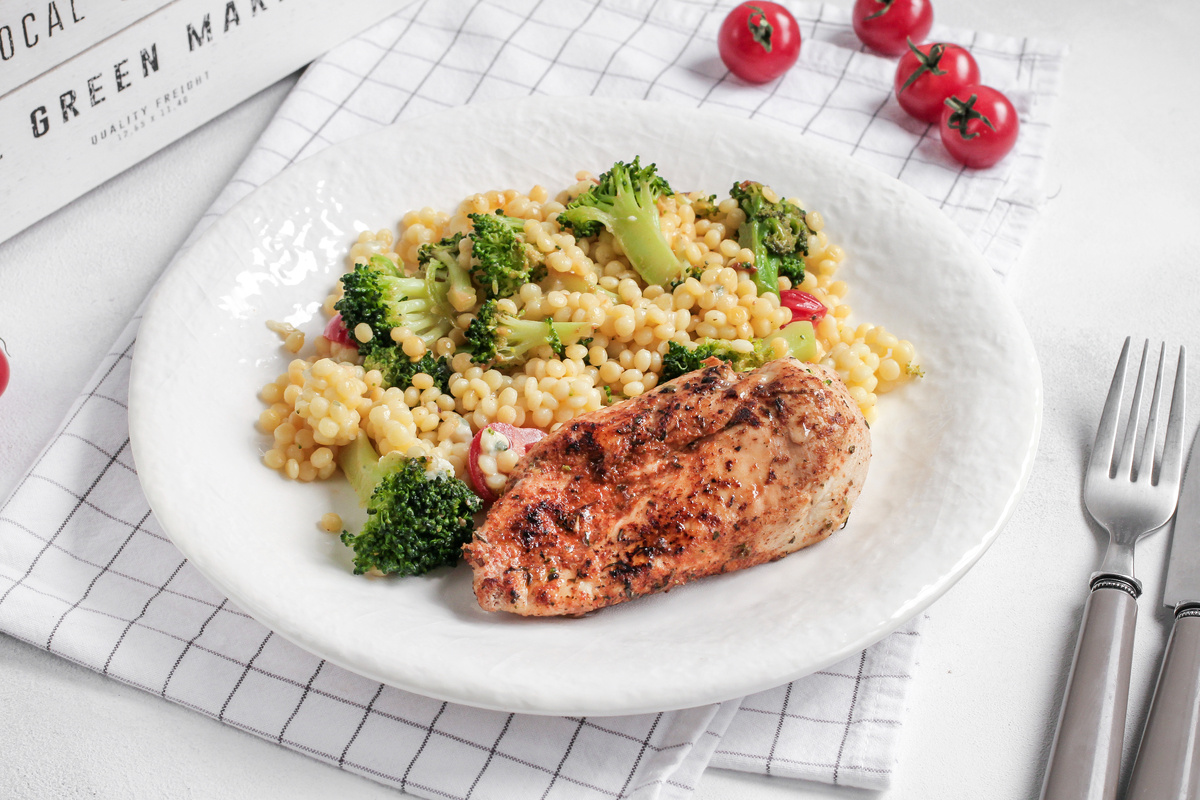 Куриное филе в обсыпке из каджунских специй с птитимом и голубым сыром