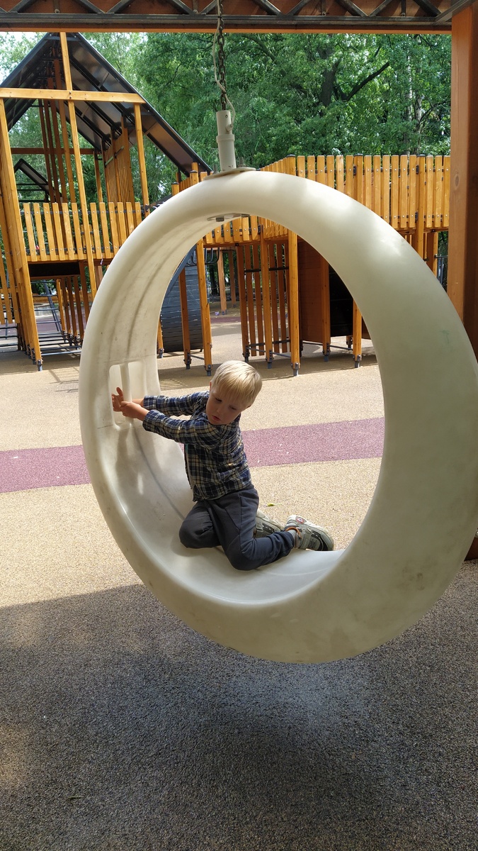 Таких качелей на площадке двое.