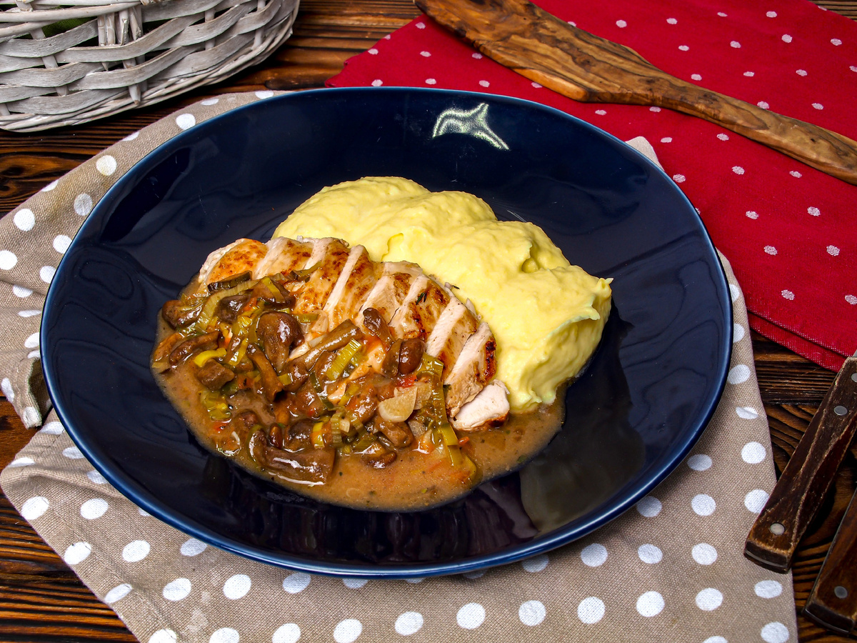 Курица с французским сливочным соусом с опятами и картофельным пюре