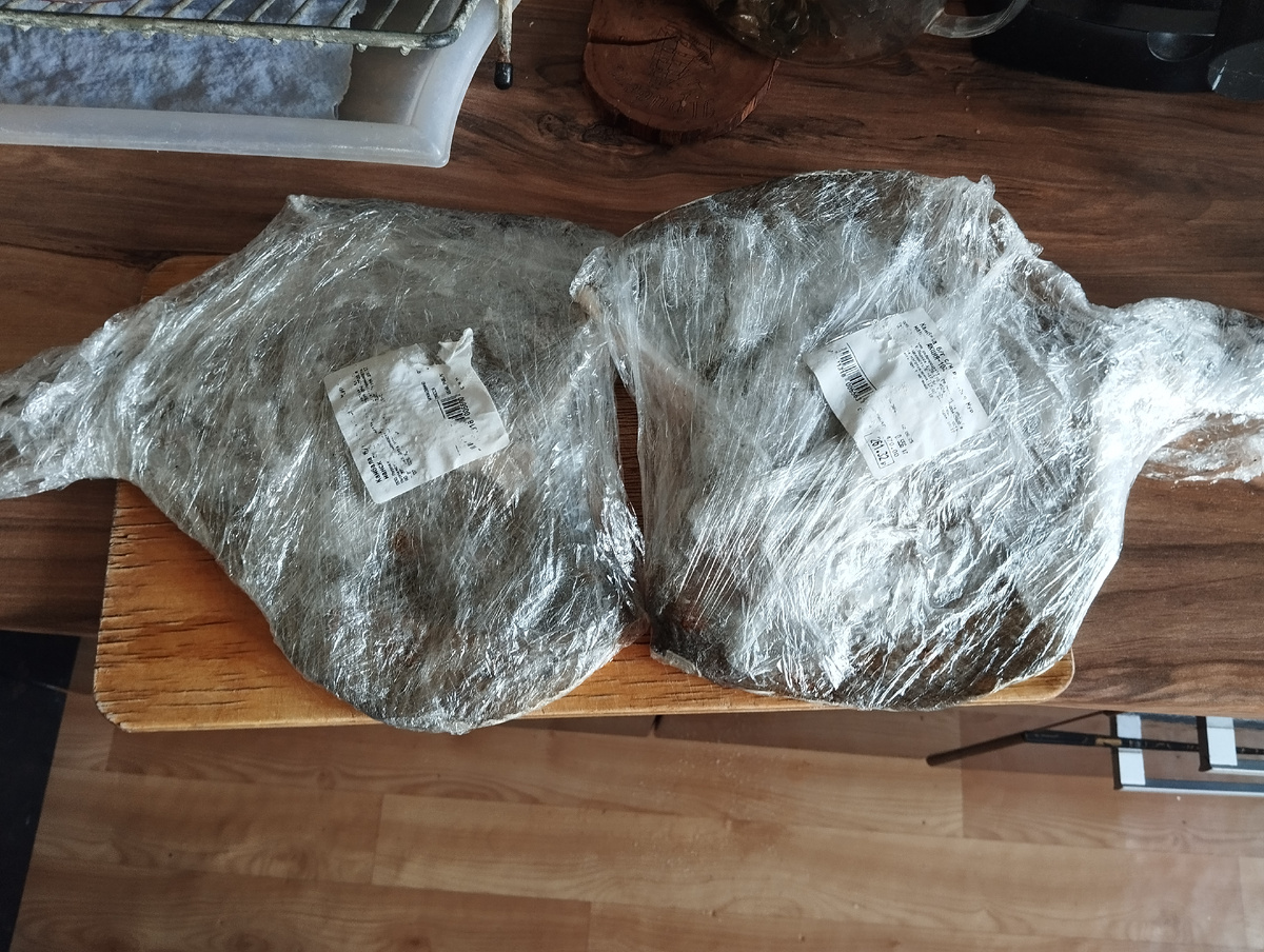 пара экземпляров камбалы на раделочной доске.