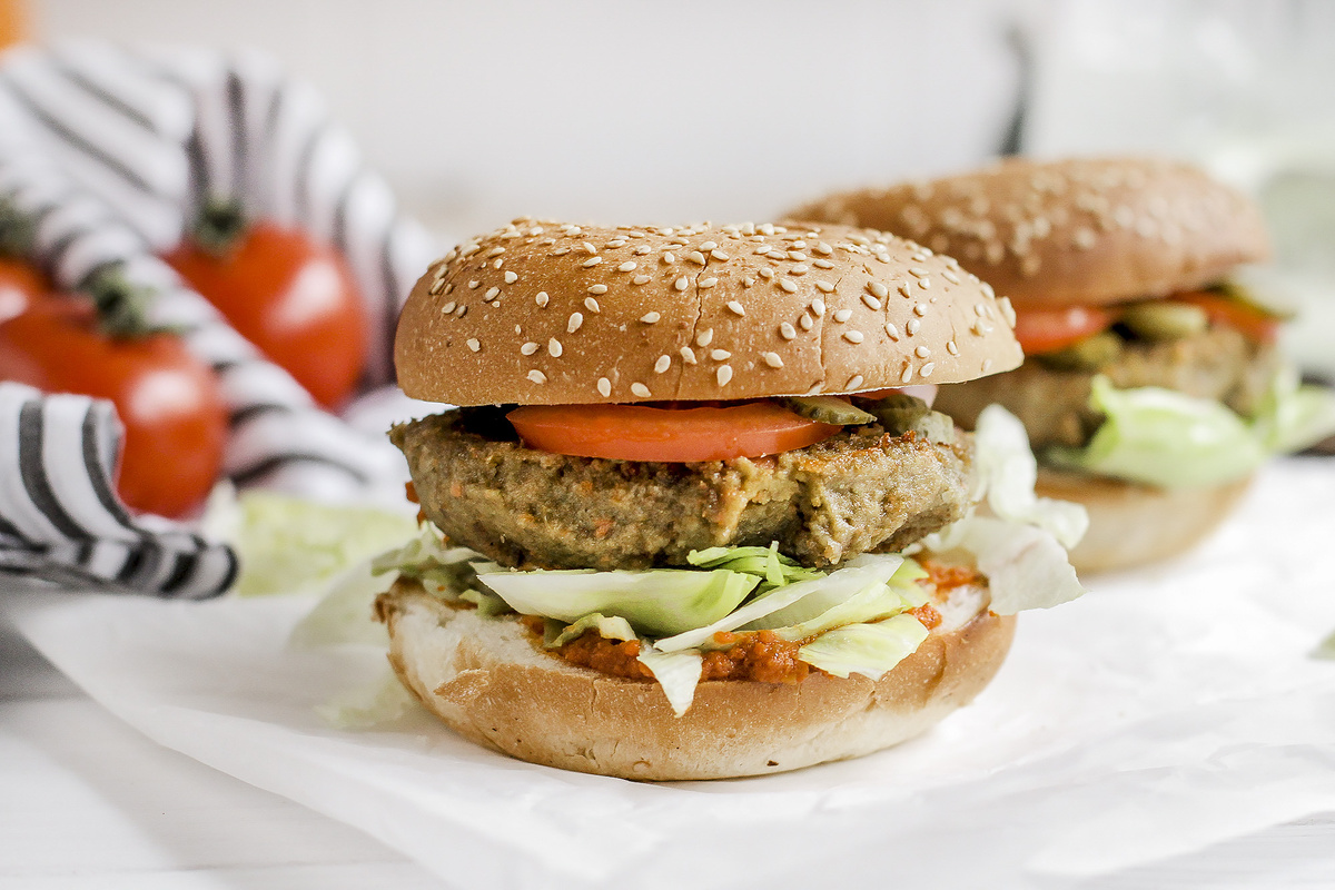 Веджибургер с котлетой из чечевицы, овощами и соусом Харисса