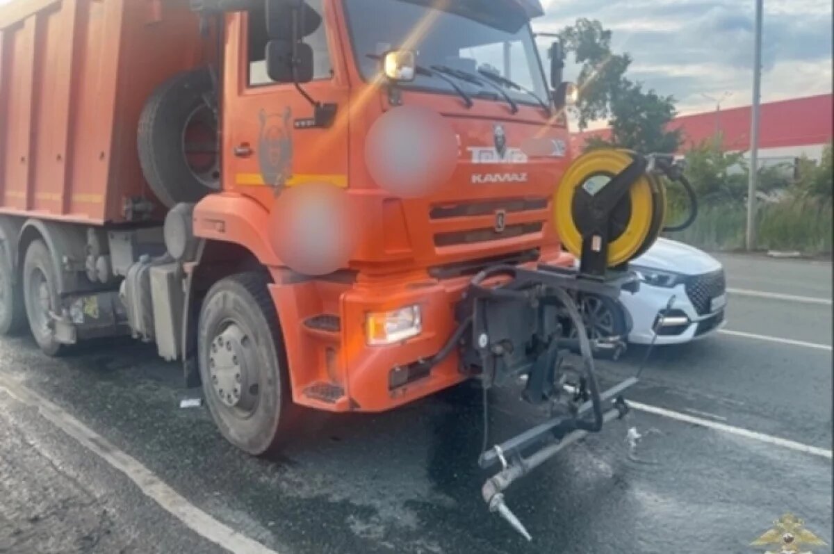    В Кировском районе Самары дорожная машина протаранила легковушку