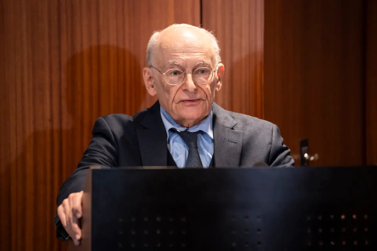 Дэвид Мэйтас, отмеченный наградами канадский юрист в области прав человека, 
член Ордена Канады и совета директоров Международного центра прав человека и демократического развития в Торонто, выступает на пресс-конференции в Вашингтоне 9 августа 2024 года. (Madalina Vasiliu/The Epoch Times)