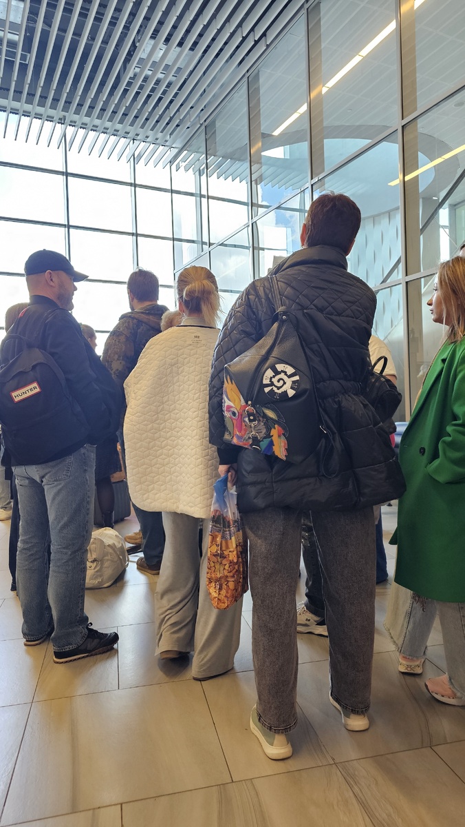 Как обычно - очередь у гейта. Я, кстати, сидела. Стоять было тяжело.