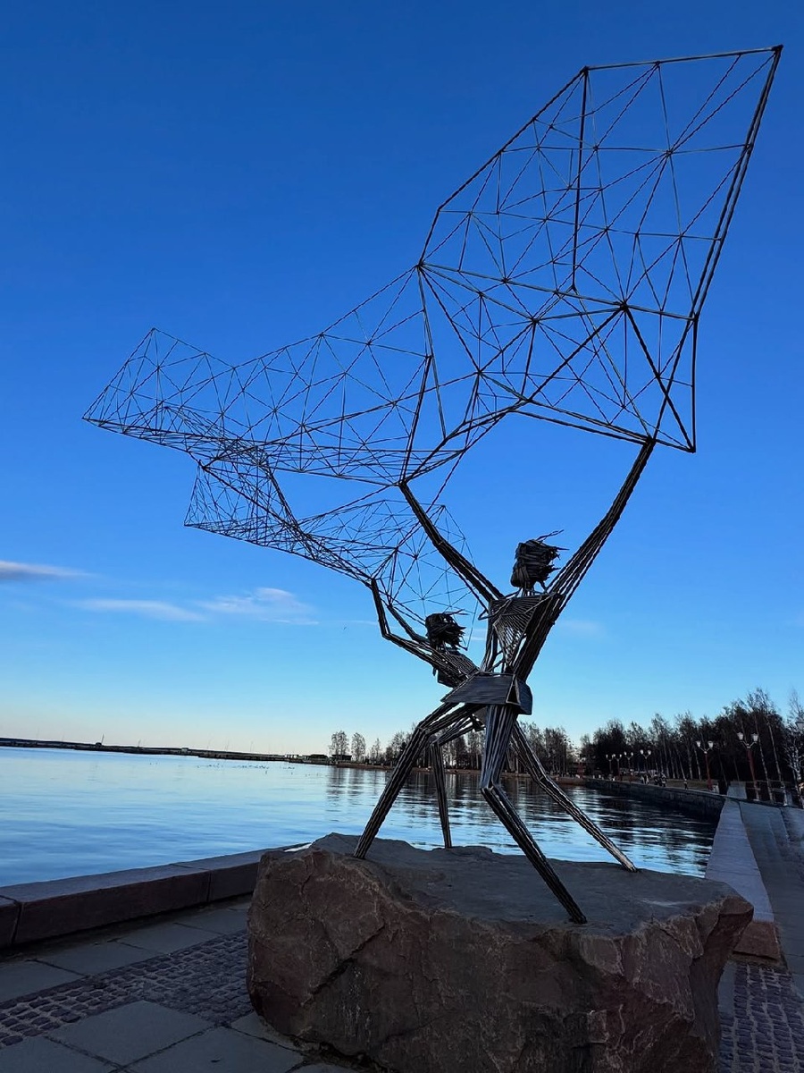 г. Петрозаводск, республика Карелия, набережная, скульптура "Рыбаки закидывают сети"