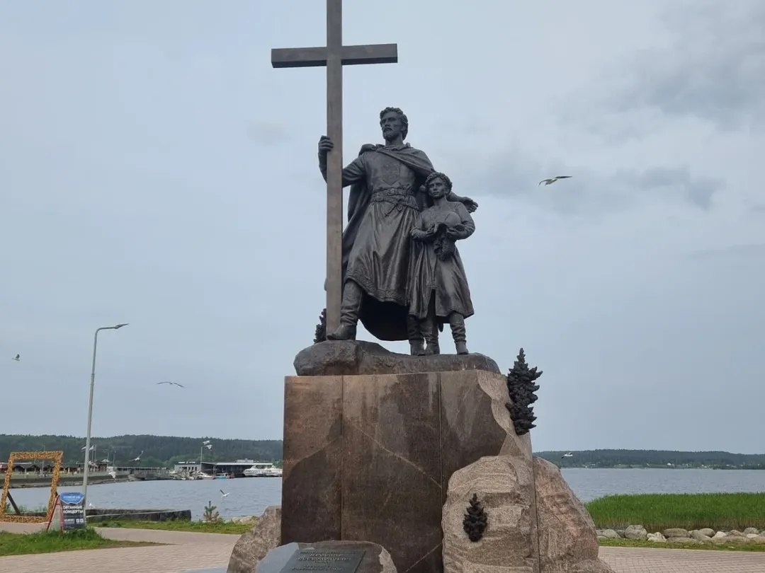 г. Сортавала, республика Карелия, памятник святому князю Ярославу Всеволодовичу и его сыну Александру Невскому, установленный в Сортавала в июле 2024 года