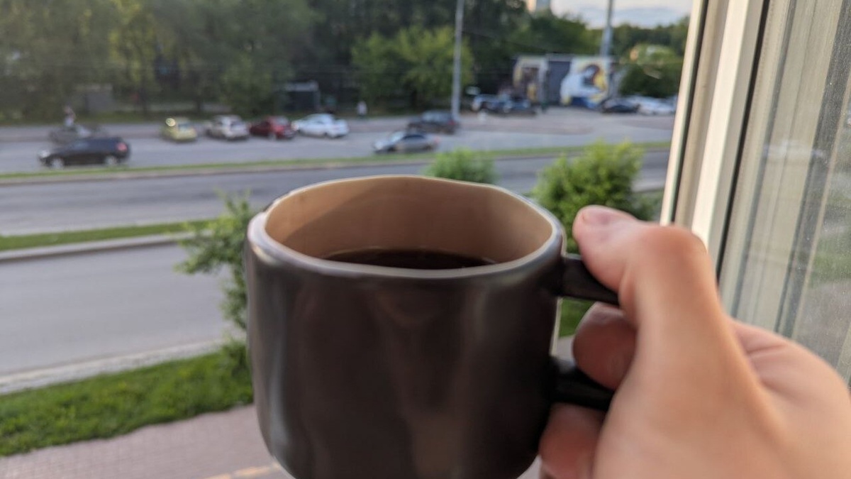 Раньше я поздно вставал и пил кофе на ходу. Потом научился вствать раньше, но все равно пропускал завтрак  и вместо этого пил кофе на балконе, встречая рассвет... 