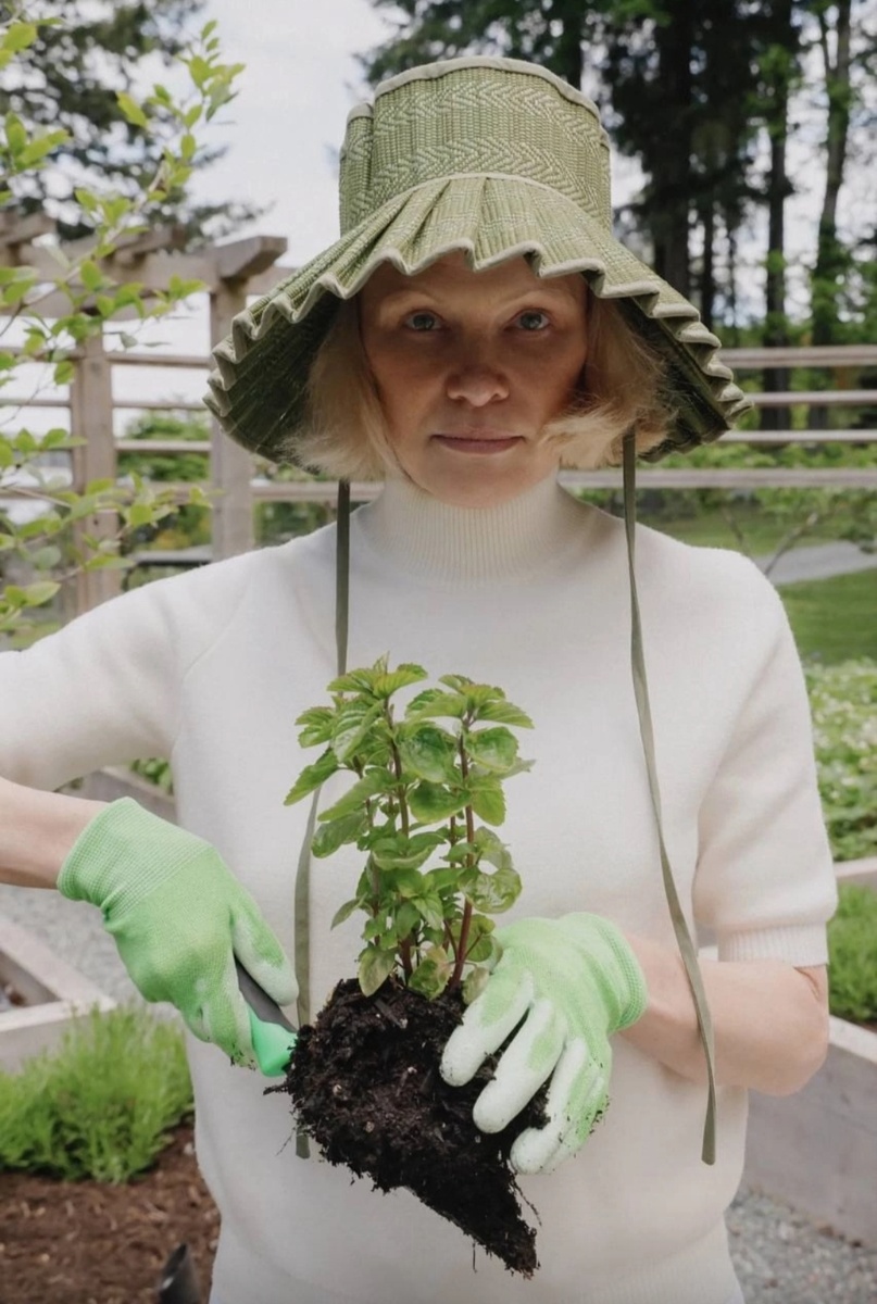 Памела Андресон в своем саду Фото: Paige Powe