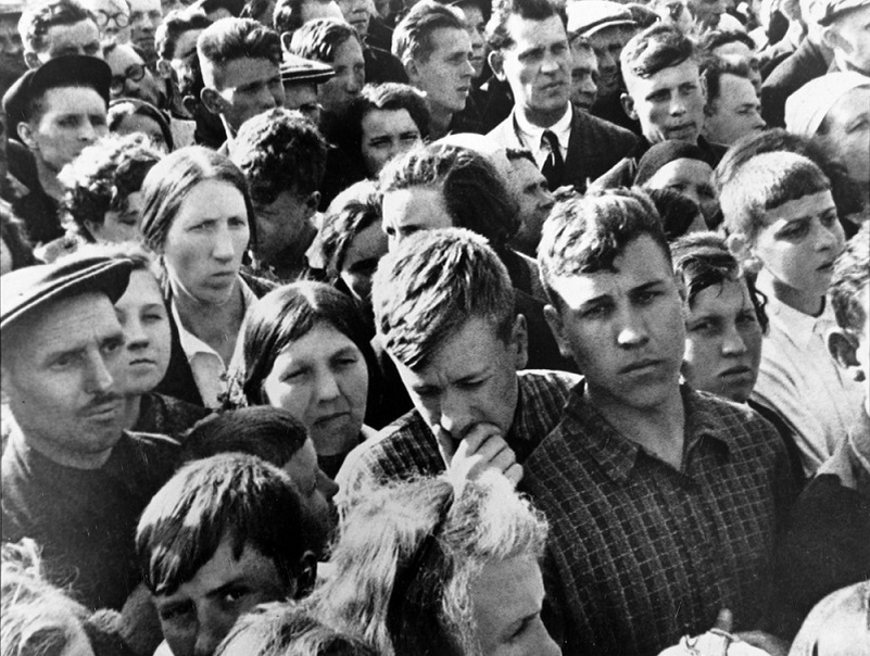 Люди слушают объявление о начале войны. 22 июня 1941 года. (Источник: sakhaparliament.ru)