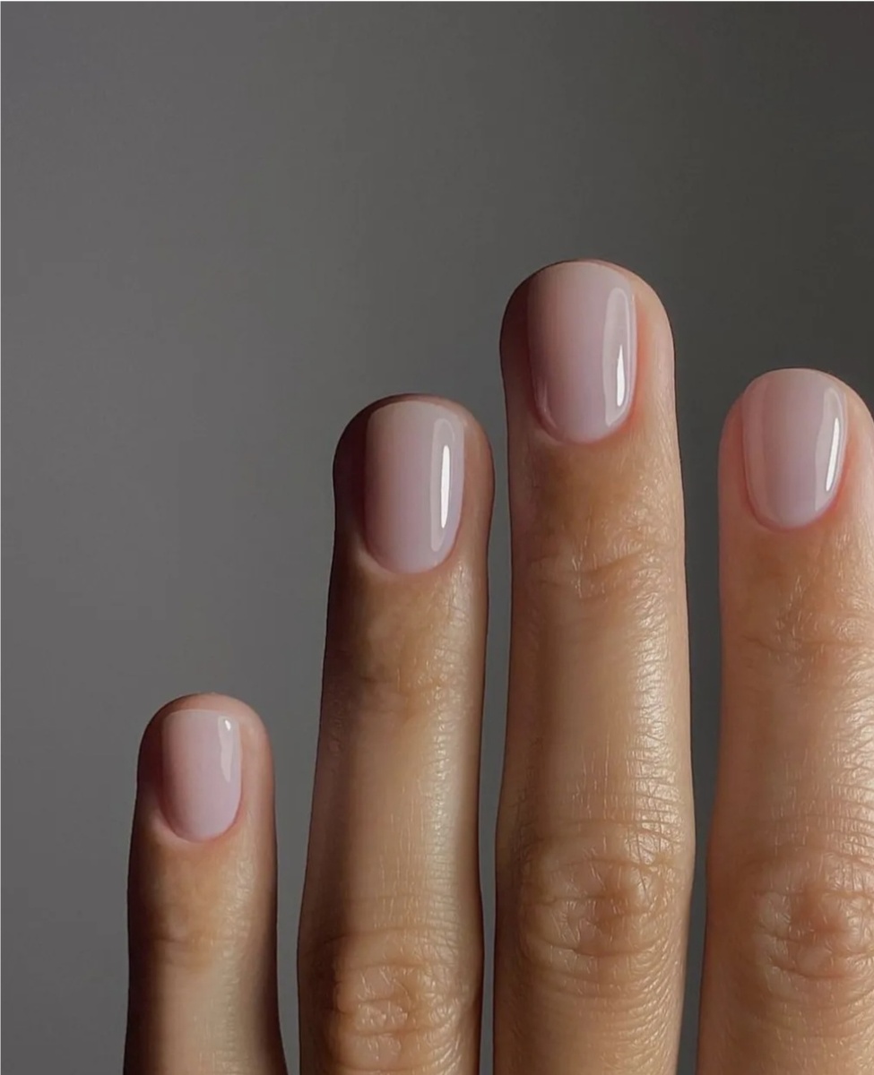 Отднотонный "молочный" маникюр на коротких ногтях от matejanova в издании Grazia, как один из трендов осени 2024 г. 