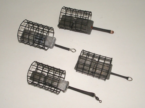 Кормушка металлическая клетка прямоугольная или круглая.