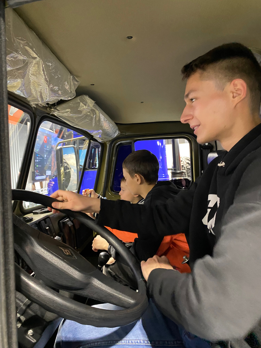 Рулили по очереди