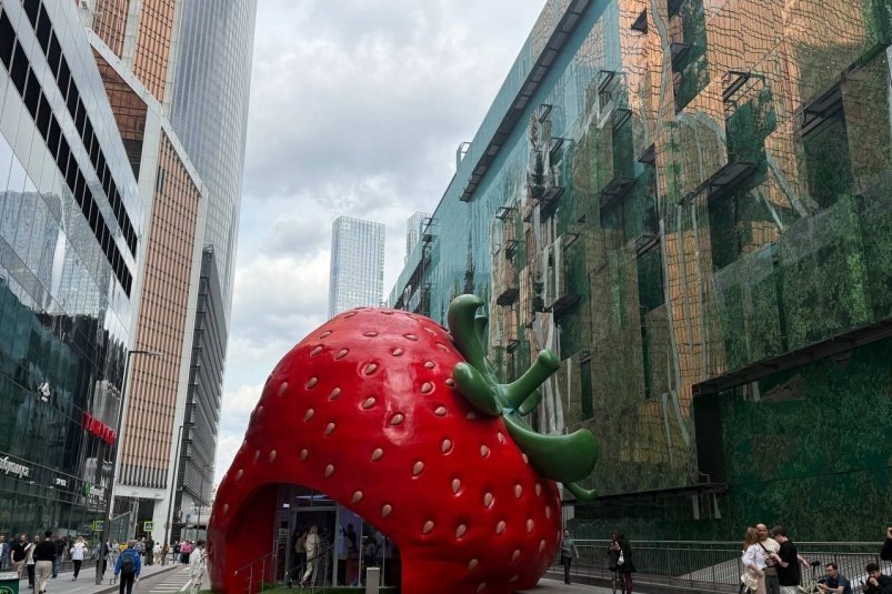 Клубника от проекта "Сделано в Москве" в Сити (фото: primamediamts.servicecdn.ru)