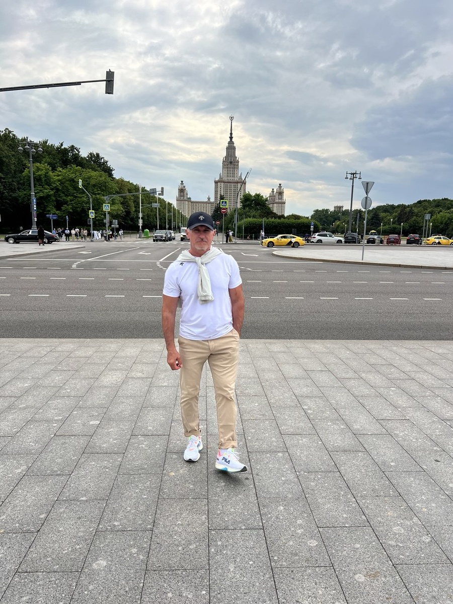 Автор на плитке по улице Косыгина.