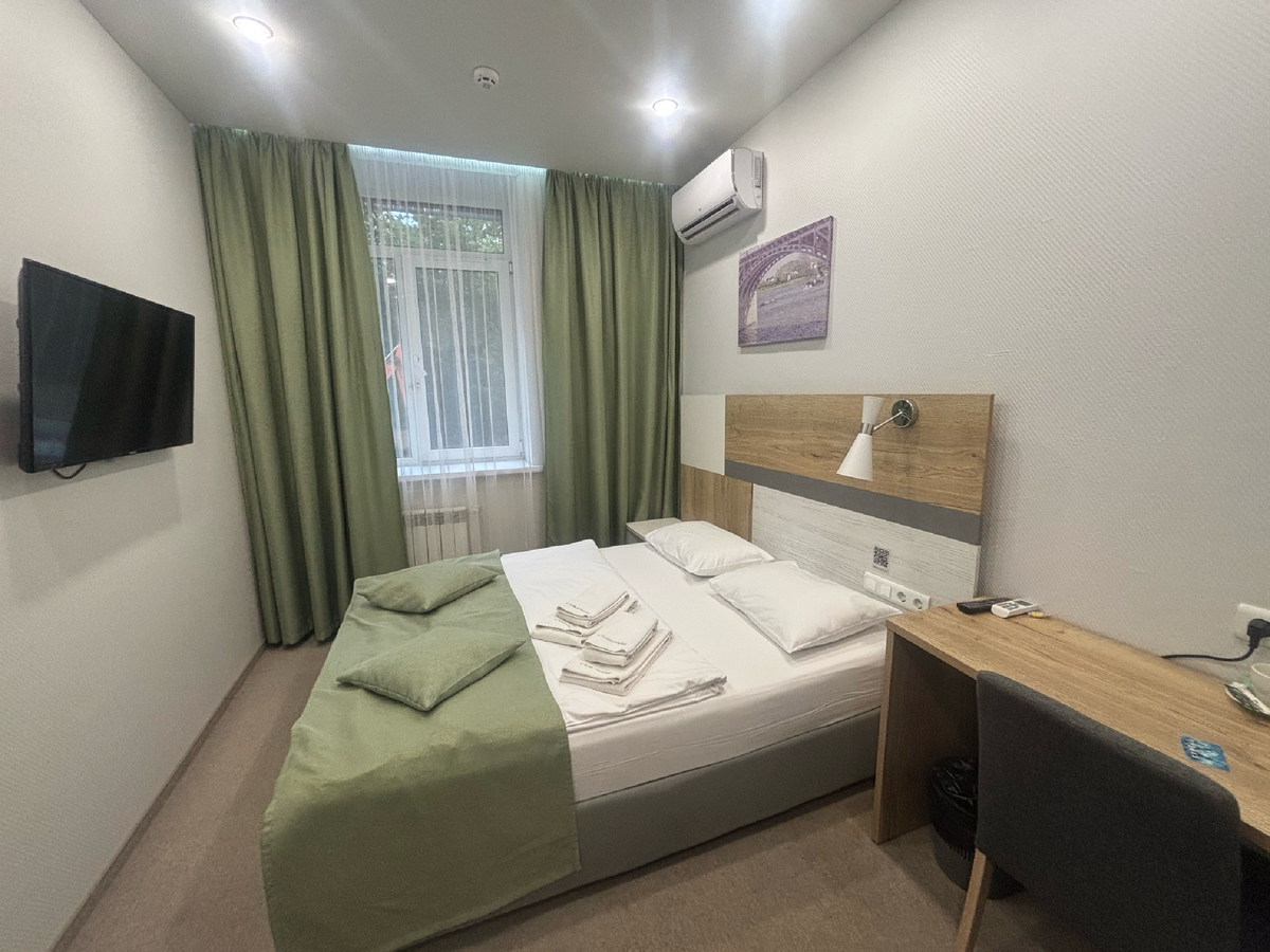 Номер небольшой, но есть все необходимое, даже беруши были. Листайте вправо