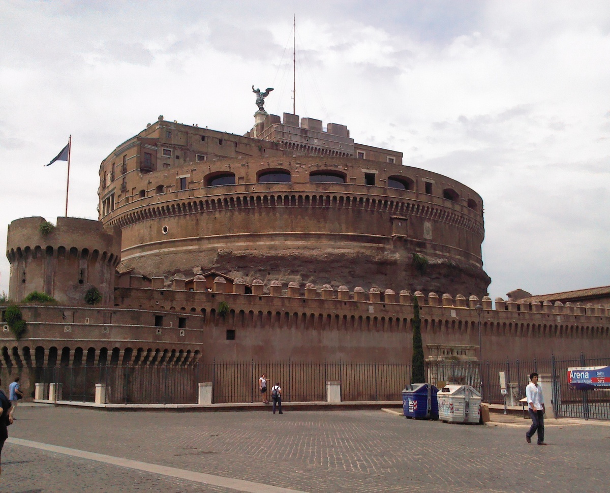 Замок Сант-Анджело (замок Святого Ангела) на берегу реки Тибр, первоначально служил мавзолеем императора Адриана