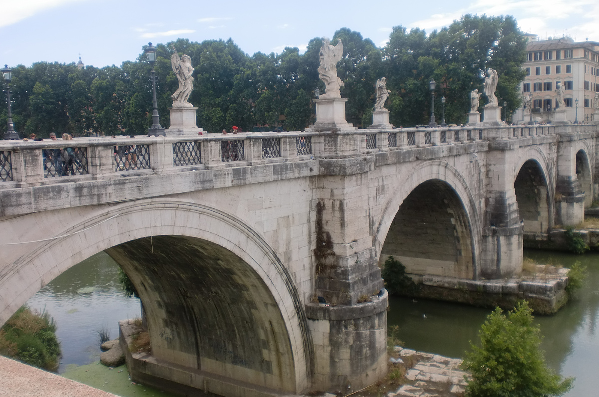 Пешеходный мост Сант-Анджело, с которого открываются отличные виды на Тибр и "Вечный город"