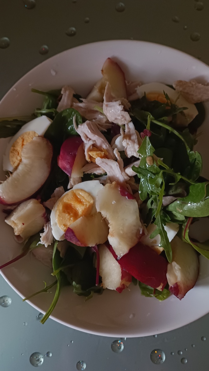 Вот такие салаты делаю каждый день, хотя бы один раз в день. Этот вариант с индейкой, яйцом и нектарином. 